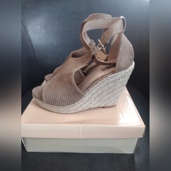 AMS Beige Wedges NIB Size 7.5 - Picture 3 of 5